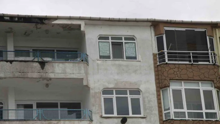 Apartman yönetimine kızınca pencereye bu yazıyı astı