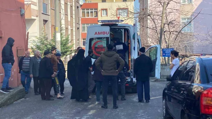 Apartmanın zemin katında yangın: 6 yaşındaki çocuk dumandan etkilendi