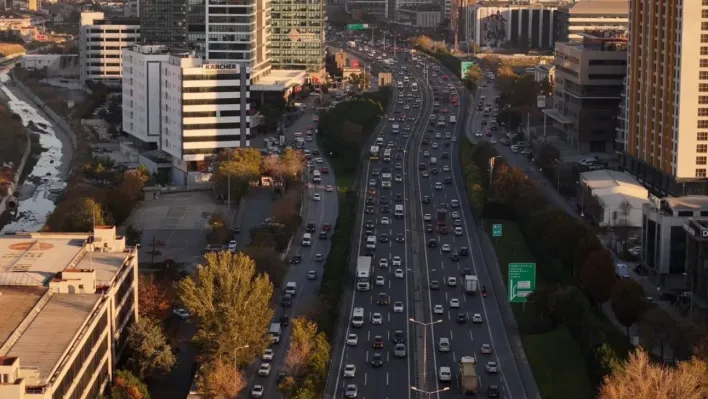 Ara tatilin bitmesiyle İstanbul'da trafik yoğunluğu yüzde 80'e ulaştı