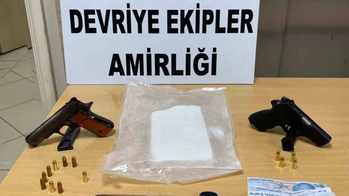 Aracın hava yastığına saklanmış 980 gram kokain ele geçirildi