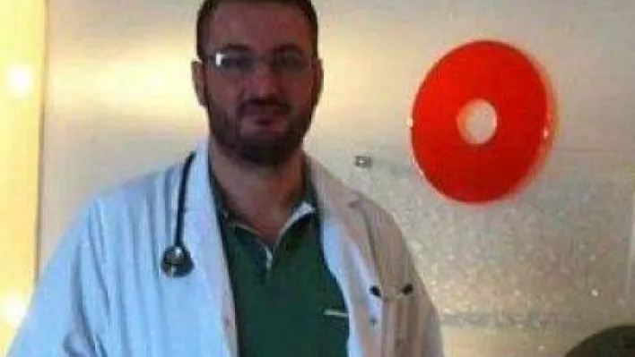 Aracının yakıtı biten doktor tır'ın altında kaldı