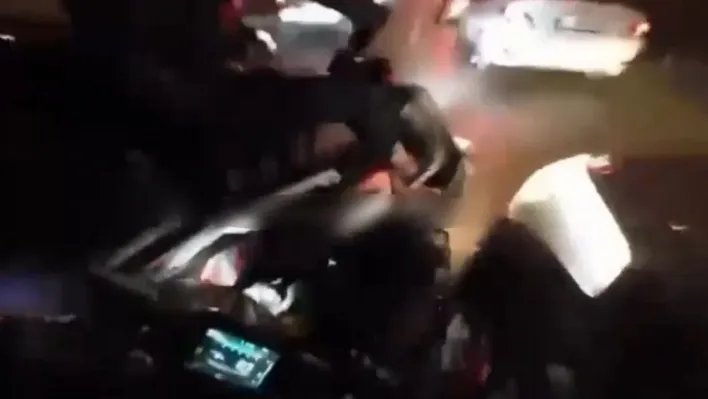 Araçların arasından hızla giden motosikletliye arkasından gelen motosikletli böyle çarptı