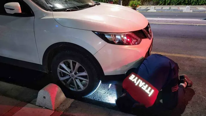 Araçtan araca giren kedi kurtarılamayınca not bırakıldı