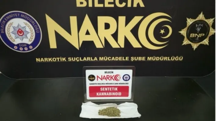 Aranan şahıs üzerinde uyuşturucuyla yakalandı