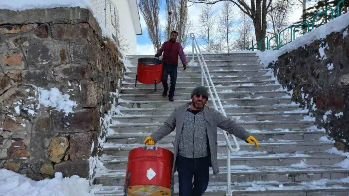 Ardahan'da öğrenciler depremzedeler için varillerden soba yapıyor