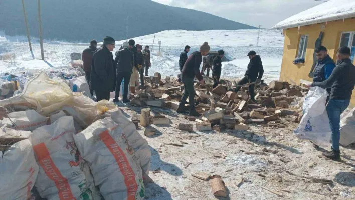 Ardahanlı köylülerden deprem bölgesine odun yardımı