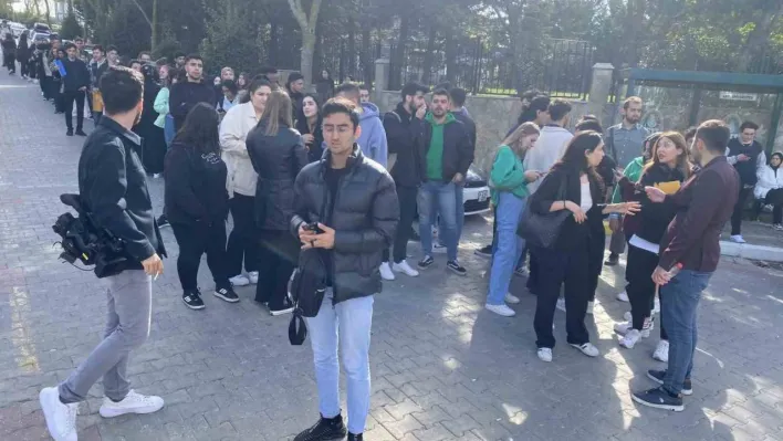 Arel Üniversitesi öğrencileri ring servislerinin ücretli olmasını protesto etti