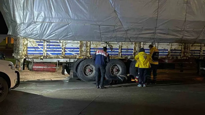 Arızalanan tırı tamir etmek için altına girdi, lastiğin altında kalarak can verdi