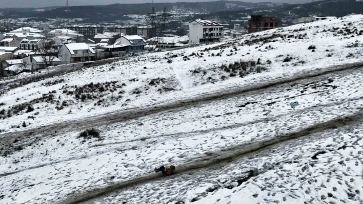 Arnavutköy beyaza büründü, çocuklar yokuştan poşetlerle kaydı