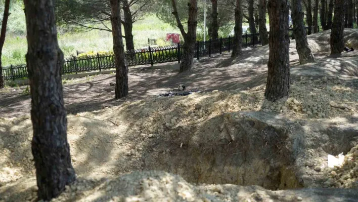Arnavutköy'de defineciler şehit mezarlığının etrafını delik deşik etti