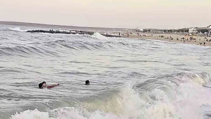 Arnavutköy'de deniz yasağına rağmen boğulma tehlikesi geçirdiler