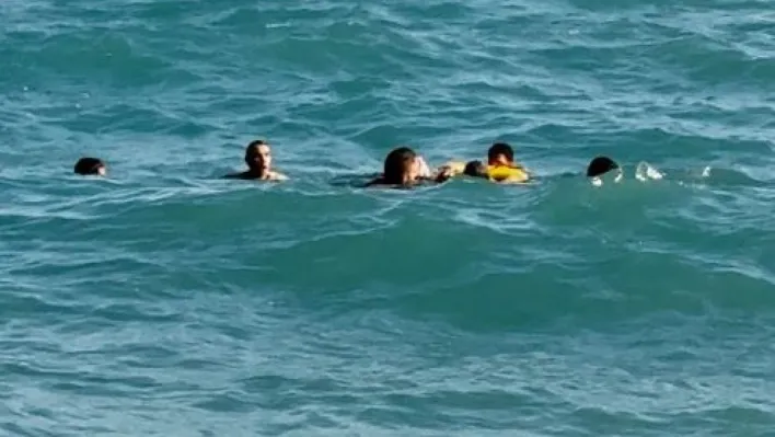 Arnavutköy'de denize giren kişi son anda ölümden döndü