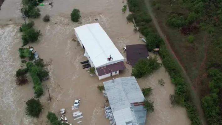 Arnavutköy'de dere taştı, çatıda mahsur kalan işçiler helikopter bekleniyor