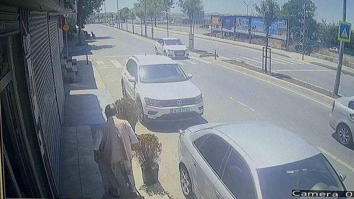 Arnavutköy'de feci kaza kameraya yansıdı: Önce otomobile sonra yayaya çarpıp kaçtı