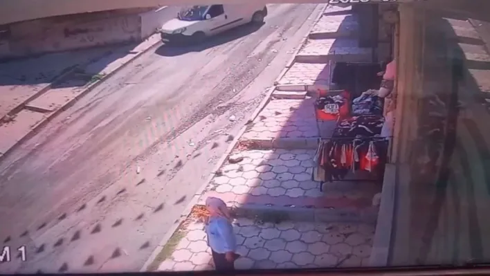 Arnavutköy'de freni boşalan teknik servis aracından personel kendini attı