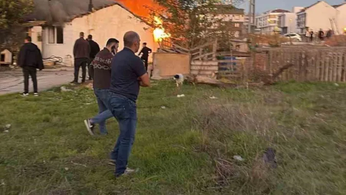 Arnavutköy'de gecekondu alev alev yandı