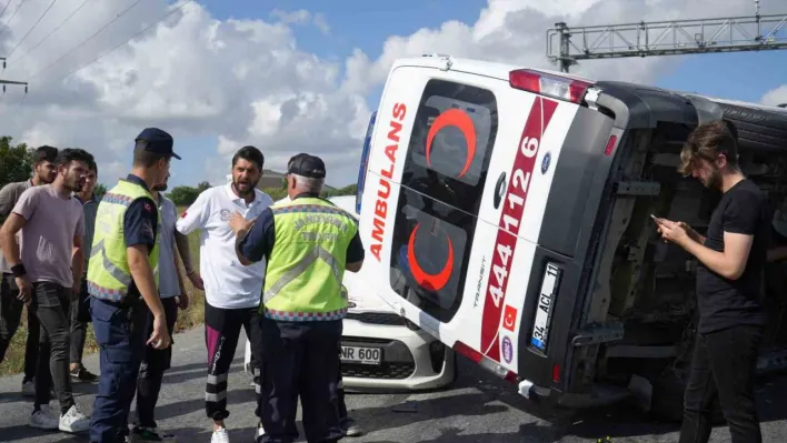 Arnavutköy'de hastaya giden ambulans ışıklarda bekleyen otomobilin üzerine devrildi