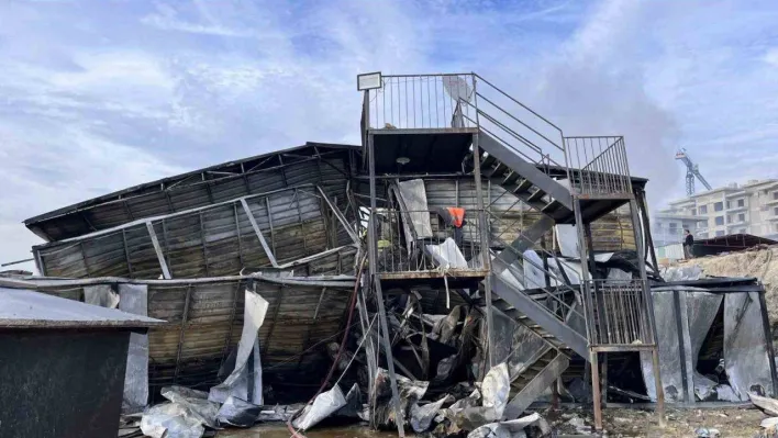 Arnavutköy'de inşaat işçilerinin kaldığı 2 katlı konteyner alev alev yandı