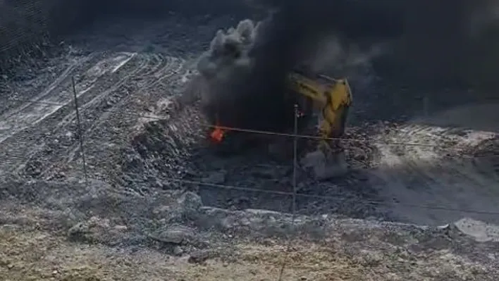 Arnavutköy'de iş makinesi alev alev yandı