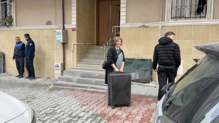 Arnavutköy'de istinat duvarı çöken binalarda tahliye işlemi başladı