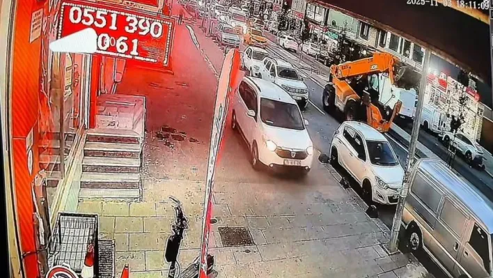 Arnavutköy'de kaldırıma çıkan otomobil tehlike saçtı