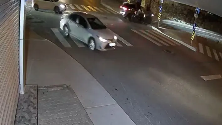 Arnavutköy'de motosikletle otomobil çarpıştı: 2 yaralı