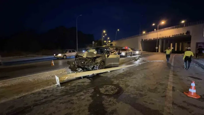 Arnavutköy'de otomobil direğe çarptı: 2 yaralı
