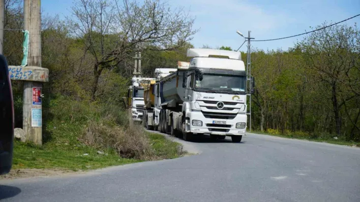 Arnavutköy'de otomobilleriyle yolu kapatıp, hafriyat kamyonlarının mahallelerinden geçmesine tepki gösterdiler