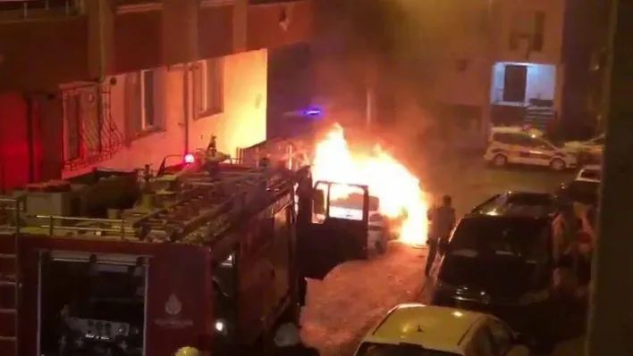 Arnavutköy'de park halindeki otomobil alev aldı