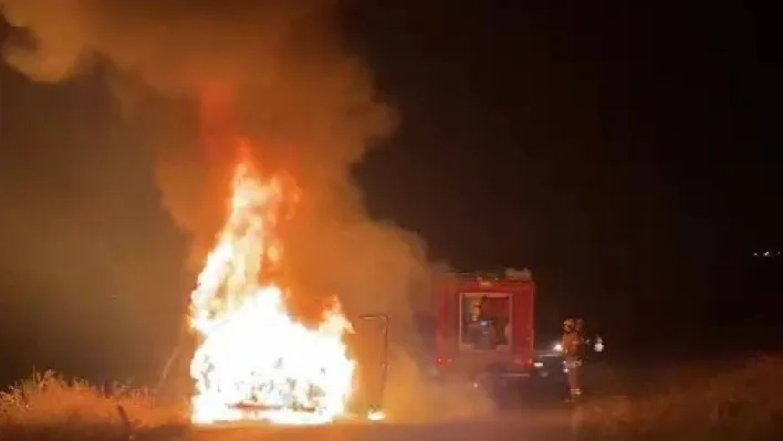 Arnavutköy'de servis aracı alev alev yandı