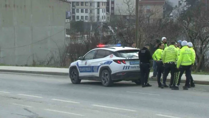 Arnavutköy'de servis minibüsünün çarptığı trafik polisi yaralandı