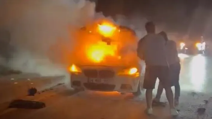 Arnavutköy'de seyir halindeki araç alev alev yandı