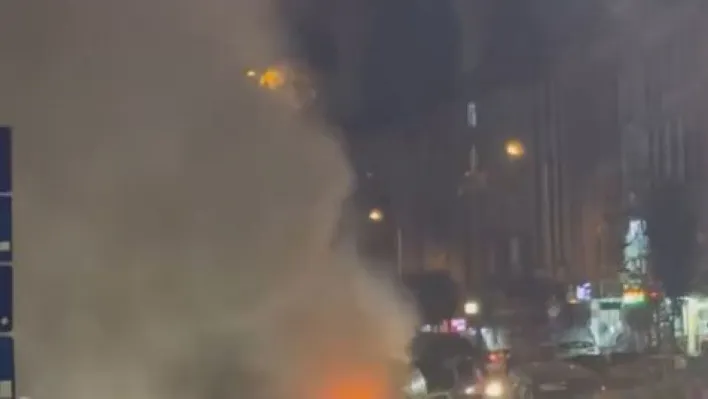 Arnavutköy'de seyir halindeki servis aracı alev alev yandı