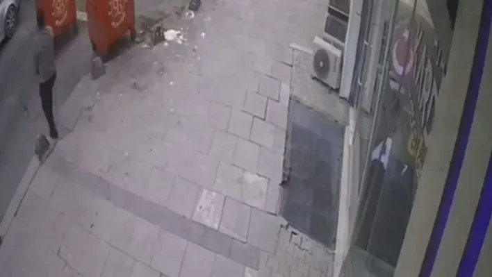 Arnavutköy'de şiddetli rüzgar nedeniyle vatandaşlar zor anlar yaşadı, çöp konteyneri kaydı