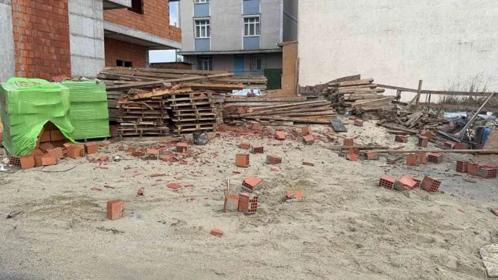 Arnavutköy'de şiddetli rüzgar inşaat halindeki binanın çatısını uçurdu