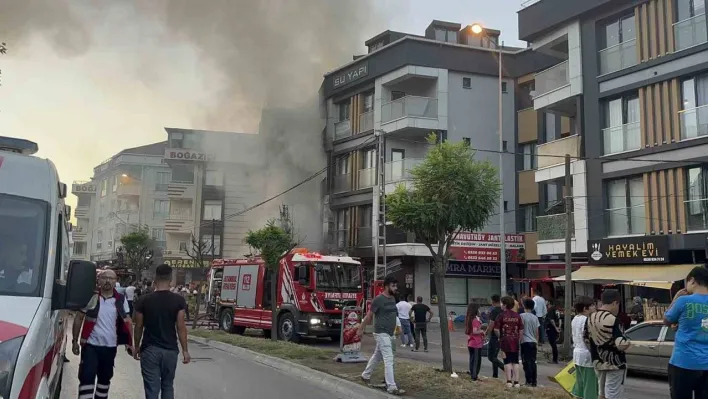 Arnavutköy'de sigara izmaritinden çıkan yangın 6 katlı iki binaya sıçradı