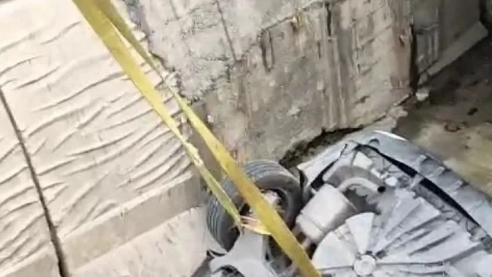 Arnavutköy'de sürücüsünün kontrolünü kaybettiği otomobil su kanalına uçtu