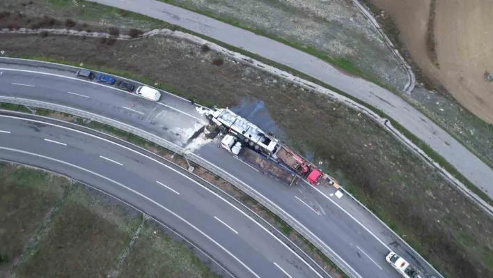 Arnavutköy'de tır virajı alamayıp devrildi: 1 ağır yaralı
