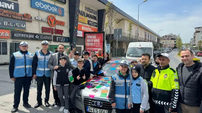 Arnavutköy'de trafik farkındalığına etiketli uyarı: 'Öncelik yayanın, öncelik hayatın'