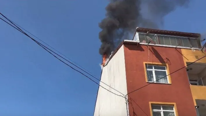 Arnavutköy'de yangında ilginç anlar: Genç kızı kurtardı, sigara yakıp itfaiyeyi bekledi
