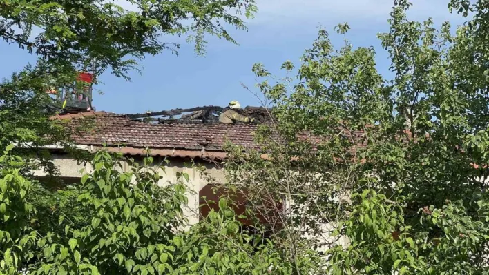 Arnavutköy'de yeşil alan ortasındaki metruk binada korkutan yangın