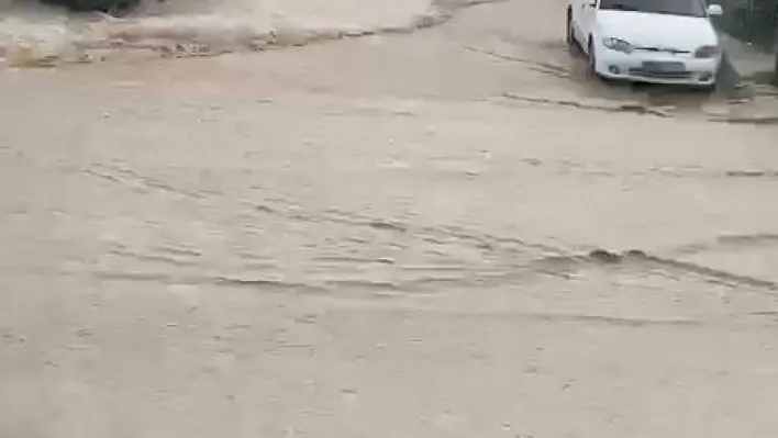 Arnavutköy'de yollar göle döndü, araçlar suya gömüldü, bir evi su bastı