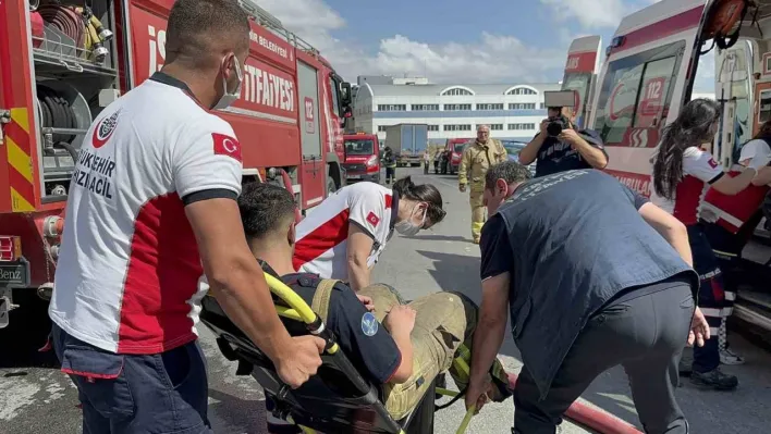 Arnavutköy'deki fabrika yangınında bir itfaiye eri yaralandı