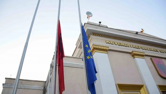 Arnavutluk meclisinde depremde hayatını kaybedenler için 1 dakikalık saygı duruşu