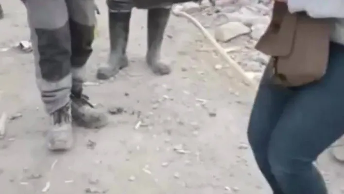 Artçı sarsıntılar arasında 7. katta mahsur kalan kediyi kurtardı