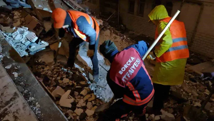 Artvin ekibi Malatya'da genç kadını enkazdan sağ salim çıkartmayı başardı