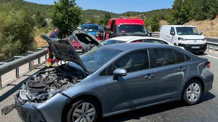 Asfaltın erimesi zincirleme kazaya neden oldu: 8 yaralı