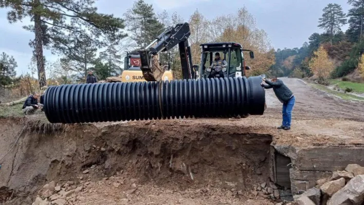 Aşırı yağıştan çöken yolda çalışmalar başladı