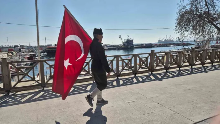 Askeri üniforma ve bayrakla İstanbul'dan Çanakkale'ye yürüyor