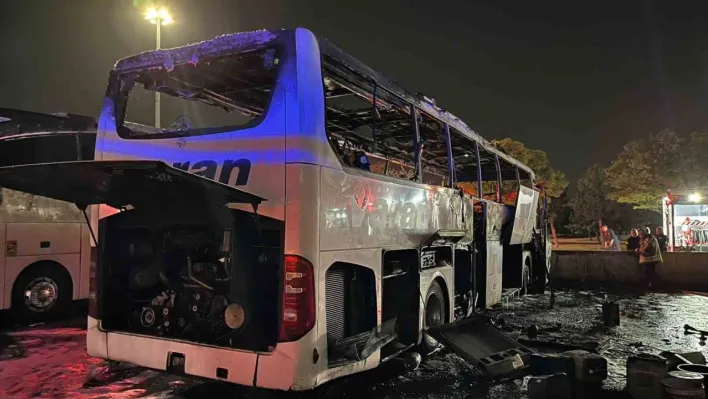 AŞTİ'de otobüs yangını paniğe neden oldu